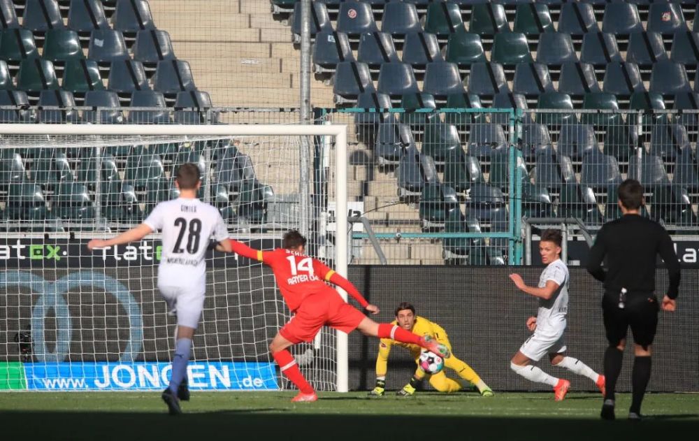 德甲榜首争夺白热化,拜仁主场险胜紧咬积分  德甲榜首争夺白热化,拜仁主场险胜紧咬积分