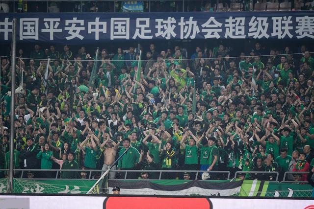c7娱乐- 欧塞尔升级附加赛关键战，球迷营造魔鬼主场  